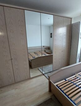 Schlafzimmer mit Schrank, Lattenrosten, Nachttischen... - Wustermark