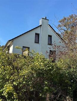 Viel Platz für die Familie/// Familienhaus mit Garten und Garage in 66117 Saarbrücken zu verkaufen - Saarbrücken