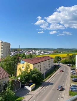 Herrlicher Weitblick ... sehr gepflegte 3 Zi.-Balkon-Wohnung mit Garage ! - Backnang
