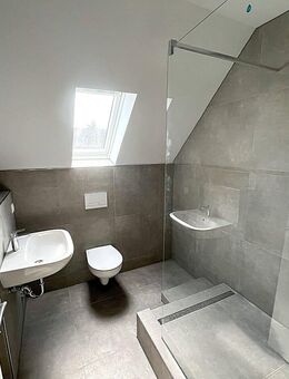 EINZIEHEN UND WOHLFÜHLEN - Sanierte 2,5 Zimmer DG Wohnung in guter Lage von Essen-Bedingrade - Essen