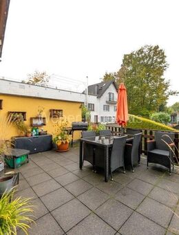 Zweifamilienhaus mit ELW, Terrasse, Balkon, Wärmepumpe, Garagen + Doppelcarport - Overath