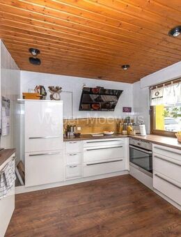 3-Parteienhaus / vermietet / 2024 neue Luft-Wärmepumpe / 2 Garagen + Doppelcarport + 2 Stellplätze - Overath