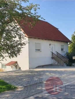 Last-Minute-Gelegeheit: Großes Wohnhaus mit Einliegerwohnung + 2 Garagen in gepflegtem Wohnquartier! - Tonna