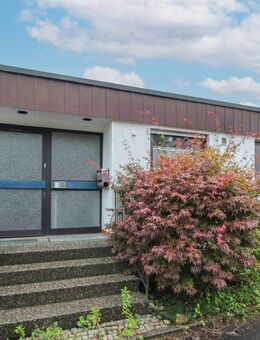 Familienidylle in Nürtingen: Freistehendes EFH mit Garten & 2 Garagen - Nürtingen