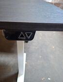 Elektrisch höhenverstellbarer Schreibtisch in 37247