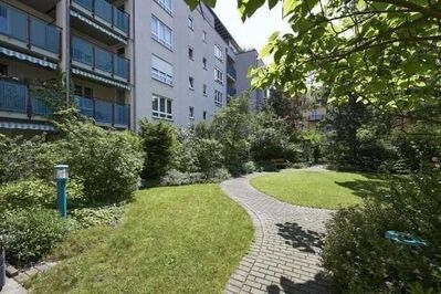 SERVICE-WOHNEN FÜR SENIOREN im Seniorenwohnpark Neulichtenhof: 2-Zimmer-Wohnung mit Terrasse und Blick in den Garten