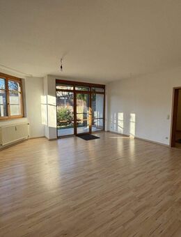 Lichtdurchflutete weitläufige 2-Zimmer-Wohnung mit großem Garten und hohem Wohlfühlfaktor - Schwabach