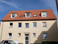 Böhlen - ruhige und sonnige kleine 2-Raum-DG-Wohnung mit Tageslichtbad und Wanne - Böhlen (Sachsen)