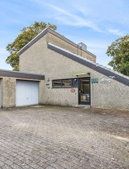 Einfamilienhaus in rückwärtiger Lage mit zwei Garagen in Bremerhaven - Bremerhaven