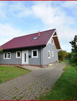 * Holzhaus mit frischem Anstrich in Völlenerfehn * - Westoverledingen