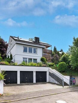 Top gepflegtes Zweifamilienhaus mit 3 Garagen - Aidlingen