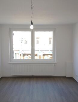 Anfragen NUR per E-Mail. Top sanierte 3-Zimmer Wohnung im 1-OG mit moderne Badezimmer und AK. - Bremerhaven