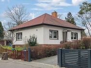 Gepflegter Bungalow mit Teilkeller, offenem Kamin und schönem Garten in Stichstraße Berlin-Biessdorf - Berlin