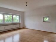 Hier können Sie sofort einziehen! Sonnige 3 Zimmerwohnung mit Loggia und bequem per Lift erreichbar! - München