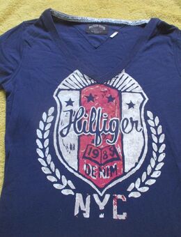 NEU * Sexy * ausgefallen * Retro- Print * Bodycon * T- Shirt "HILFIGER DENIM" Gr. 34- 36/ XS- S * marine- dunkel- blau * natur- weiß * rot * - Riedlingen