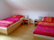 Gästezimmer mit Internet, EtagenDusche/Wc, TV, Gästeküche und gute Gaststätte im Haus - Stuttgart