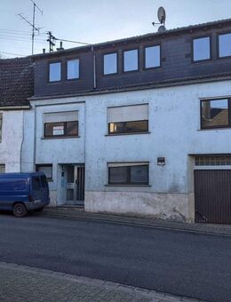 Ein bis Zwei Familien Haus mit Garage - Erdesbach