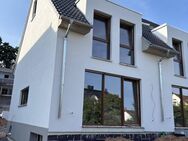 Sonniges Reihenendhaus - Bezugsfertiger NEUBAU mit Keller in toller Waldrandlage von Bischofsheim - Maintal