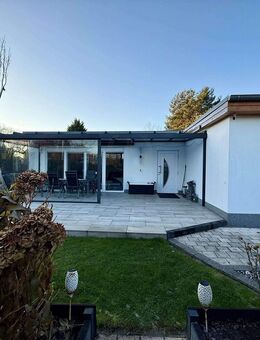 Alt-Glienicke: Zweifamilienhaus auf ca. 2.186 m² Traumgrundstück mit weiterem Entwicklungspotenzial - Berlin