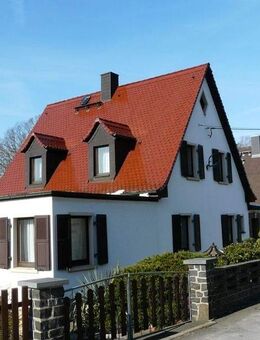 VERKAUFT - Einfamilienhaus mit viel Platz über zwei Etagen mit Garagen und Nebengelass, großer grüner Garten - Trebsen (Mulde)