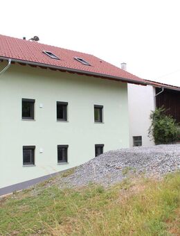 Kernsaniertes, neuwertiges 3-Familienhaus KFW 55 in ruhiger Lage mit großem Grund und mehreren Scheunen - Perlesreut