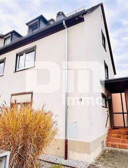 Solides Ein- bis Dreifamilienhaus + zwei Garagen mit großem Grundstück in Traumlage - Kassel