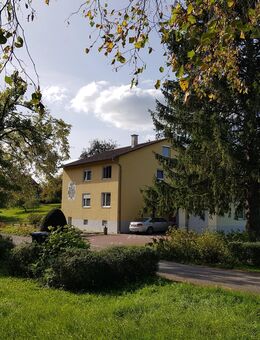 Zweifamilienhaus in Alleinlage mit 2 Garagen + KFZ Stellplätzen und Ausbaupotenzial - Mühlingen