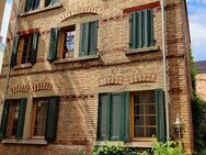 Lukratives, zentrumnahes Dreifamilienhaus mit kleinem Garten - Stuttgart