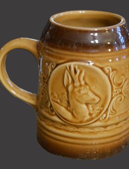 Bierkrug Keramik braun , Jagdmotive , Rehbock und Auerhahn , Nummer am Boden 5634 , Höhe 14,5cm ,K2 - Görlitz