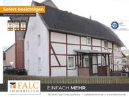 Fachwerkhaus mit neuem Dach, gedämmter Fassade, hohen Decken und Renovierungsbedarf innen - Kirchbrak