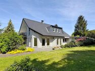 ==Charmantes Einfamilienhaus mit Doppelgarage in Augustdorf== - Augustdorf