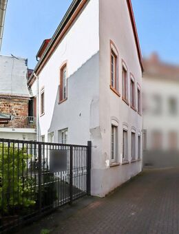 Stadtjuwel in Grünstadt - mit Einliegerwohnung, Dachstudio & Innenhof - Grünstadt