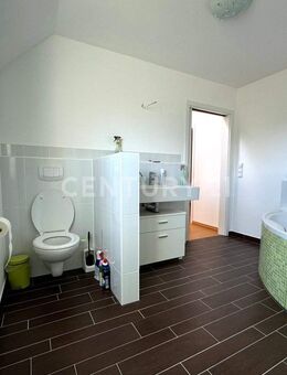 Modernes Einfamilienhaus mit Galerie, Garten und 3 Garagen - Ruhige Lage am Ortsrand - Heroldsbach