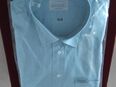 NEU Herren Hemd Gr. 44 / Gr. L-XL 100% Sehr feinfädige, reine Baumwolle. Farbe: grau-blau. Modehaus KONEN „Eurochic“ Langarm Oberhemd. Klassische Kragenform. Bequemer, gerader „Normal Schnitt“ Taillen-Weite 128 cm. Original Verpackt – LADEN-NEU in 32545