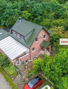 IMMOBERLIN.DE - Überzeugend gebautes Haus mit Einliegerwohnung, Garage & 4,1 Hektar Waldfläche in ländlicher Lage - Werneuchen