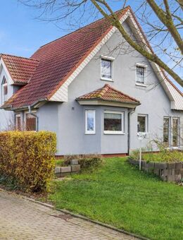 Familienidylle in ruhiger Lage: Modernes Einfamilienhaus mit Wintergarten und viel Grün in Laage - Laage