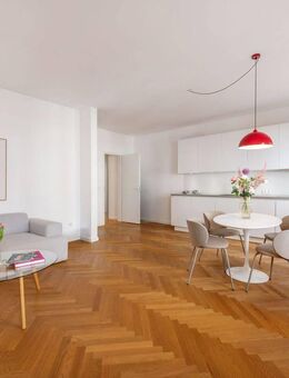 Altbau-Charme: Bildschöne 2-Zimmer-Wohnung mit Balkon in Spitzenlage - München