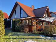 Gepflegtes Einfamilienhaus mit interessanter Architektur und Doppelcarport in Ortsrandlage - Northeim