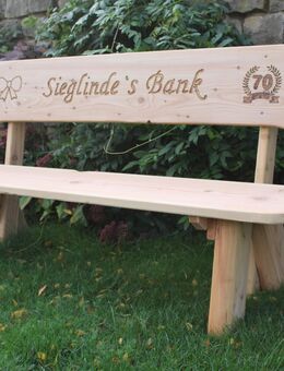 Gartenbank aus Lärche mit Gravur. Hochzeitsgeschenk. Rentnergeschenk. Weinachtsgeschenk. - Steyerberg