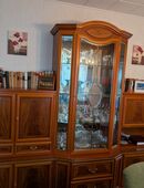 Vitrine mit Nebenschränken und Fernsehschrank in 15537