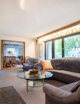 Wohnhaus mit außergewöhnlichem Platzangebot, großem Grundstück und Doppelgarage - Sachsenheim