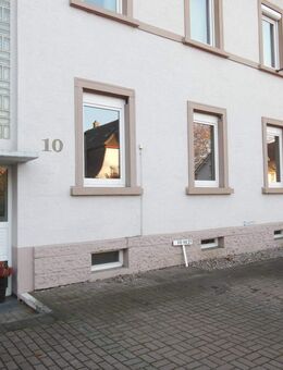 Im Zentrum von Bad Krozingen schöne große 4,5 Zi. ETW im Erdgeschoss mit EBK, Balkon, Keller und Pkw-Stellplatz im Freien - Bad Krozingen