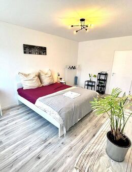 Direkt einziehen: Renovierte & teilmöblierte 3-Zi., EBK, Balkon, Garten & Parkplatz in Nürnberg - Nürnberg