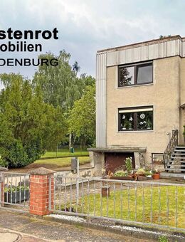 HAUSHÄLFTE MIT GÄSTE-WC UND KOMPLETTUNTERKELLERUNG UND TIEFGARAGE UND GROSSEM GRUNDSTÜCK - Anklam