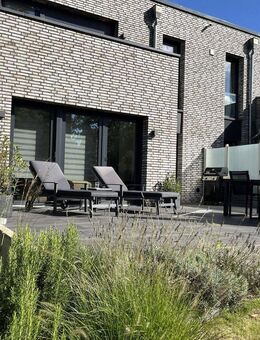 Sommer auf der eigenen Terrasse . Energieeffiziente Maisonette-Wohnung . Neuwertig - Hamburg