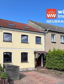 STADTHAUS MIT EINBAUKÜCHE UND SECHS ZIMMERN UND ZWEI BÄDERN UND ÜBERDACHTER TERRASSE UND GARTEN - Stavenhagen (Reuterstadt)