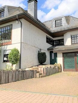in 65326 Aarbergen villenähnliche Wohnhaus mit 2 Wohnungen und1 Zimmerapartment und Gewerbefläche ( Garage) - Wiesbaden