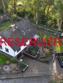 RESERVIERT: Charmantes EFH am Hang in ruhiger Lage mit Tiefgarage, Carport, Nebengebäuden u. Vieles mehr! - Wildeshausen