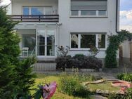 Wohnhaus, zweigeschossig mit ausgebautem Dachgeschoss, ca. 232 m² Wohnfl., ca. 556 m² Grundstücksfl. - Hochheim (Main)