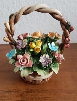 Kleiner Porzellan Blumenkorb mit Stempel. - Kassel Brasselsberg